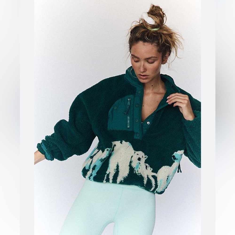 ISO🚨 Free people polar bear hit the slopes fleece in medium or large